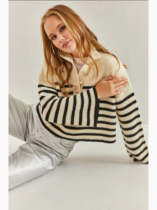Maglione corto boxy a righe con collo a bottoni lucci - Kiabi