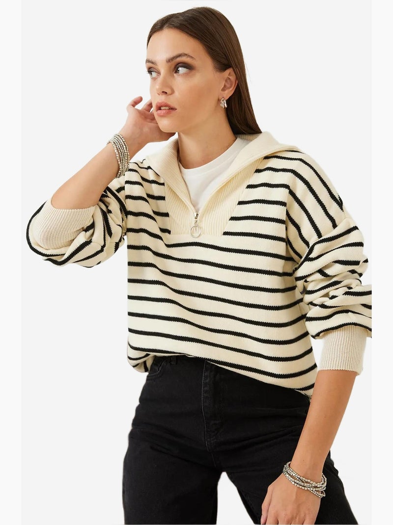 Maglione corto boxy a righe con collo con zip lucci Nero - Kiabi