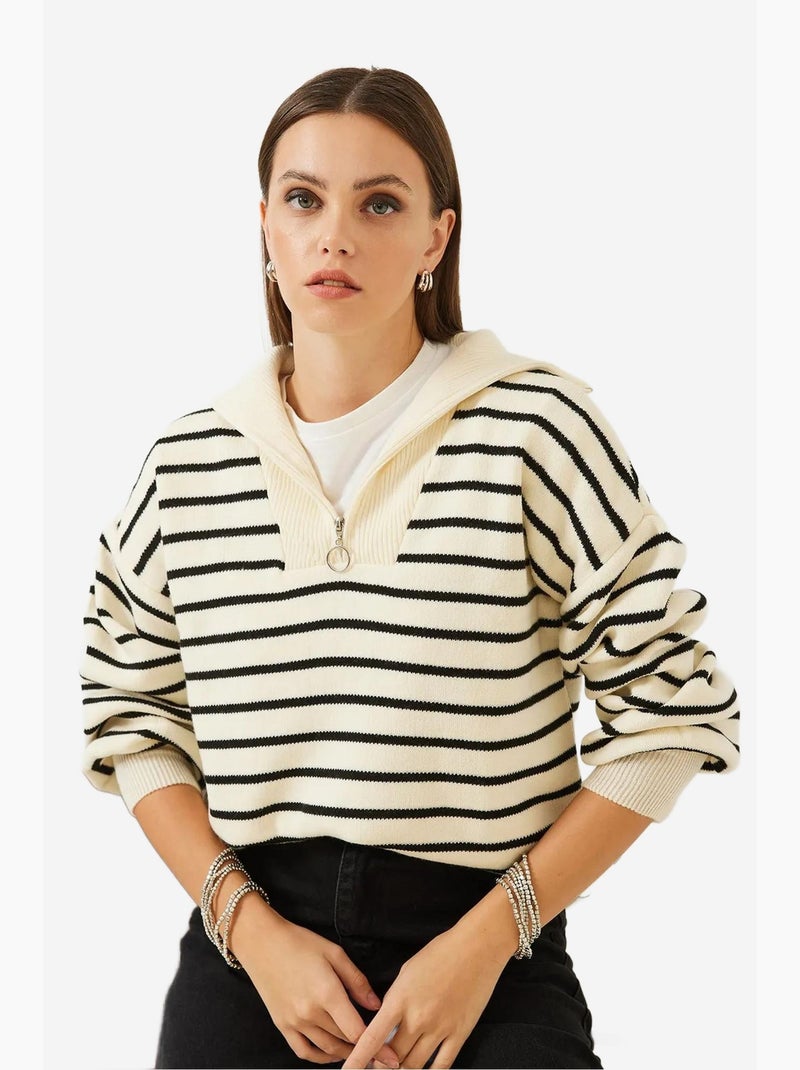 Maglione corto boxy a righe con collo con zip lucci Nero - Kiabi
