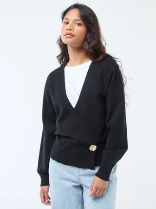 Maglione effetto cardigan a portafoglio con bottone dorato