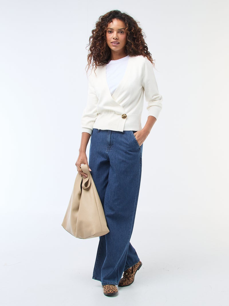 Maglione effetto cardigan incrociato con bottone dorato Bianco - Kiabi