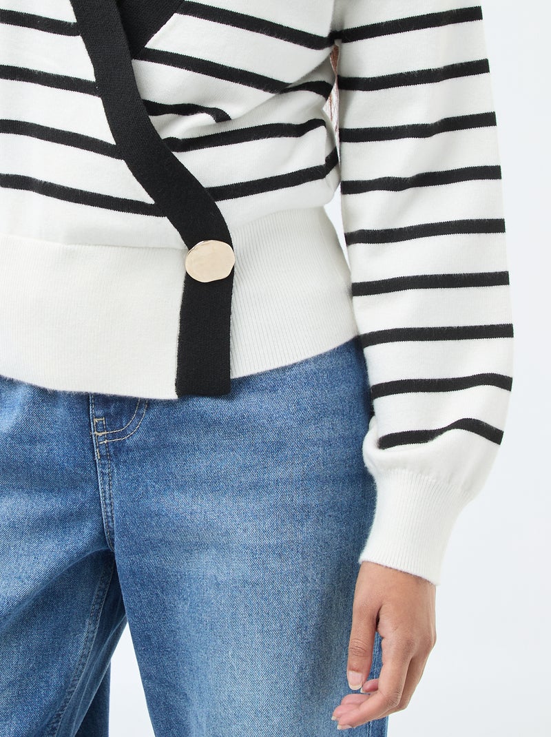 Maglione effetto cardigan incrociato con bottone dorato Nero - Kiabi