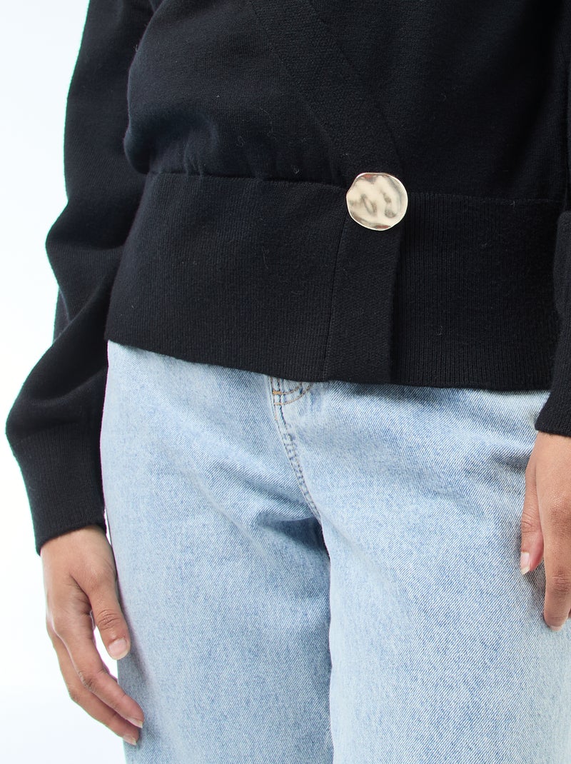 Maglione effetto cardigan incrociato con bottone dorato Nero - Kiabi