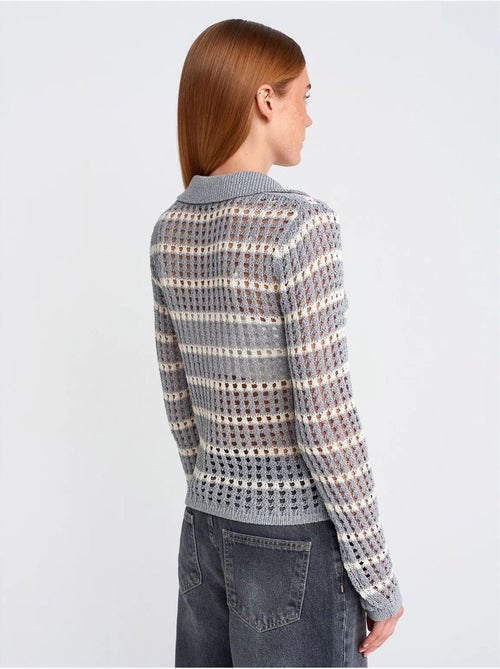 Maglione in maglia a righe con colletto polo e bottoni - Kiabi Maglione in maglia a righe con colletto polo e bottoni - Kiabi