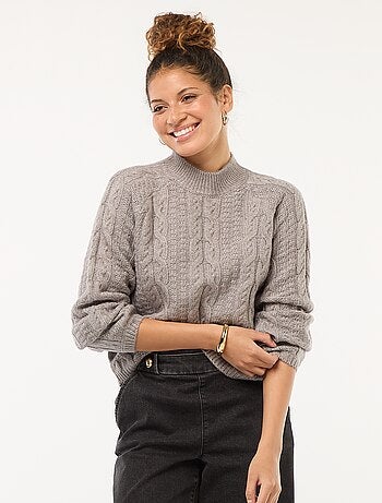 Maglione in maglia a trecce con collo rotondo alto