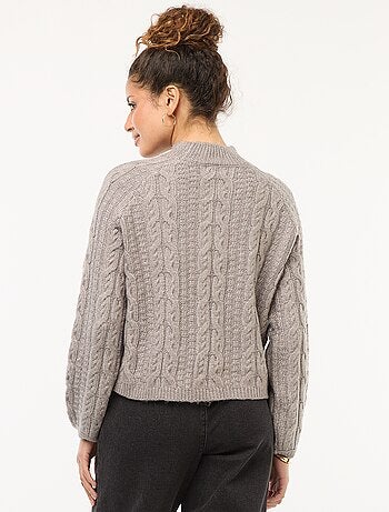 Maglione in maglia a trecce con collo rotondo alto