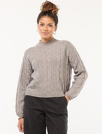 Maglione in maglia a trecce con collo rotondo alto