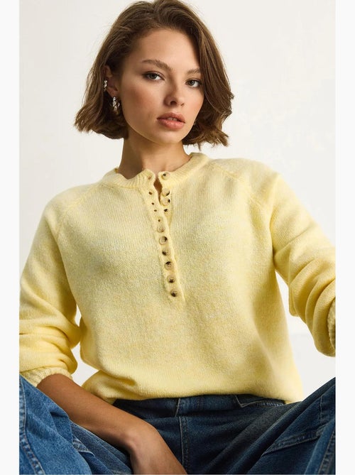 Maglione in maglia con colletto a bottoni lucci - Kiabi Maglione in maglia con colletto a bottoni lucci - Kiabi