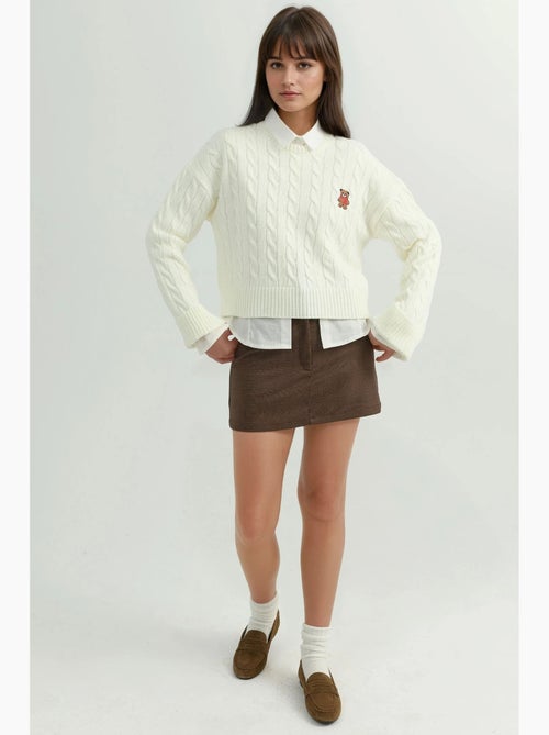 Maglione in maglia con motivo a treccia e ricamo hiccup - Kiabi Maglione in maglia con motivo a treccia e ricamo hiccup - Kiabi