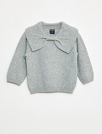 Maglione in maglia con un ampio fiocco decorativo sul davanti