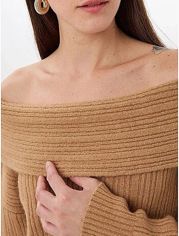 Maglione lavorato a maglia con spalle scoperte