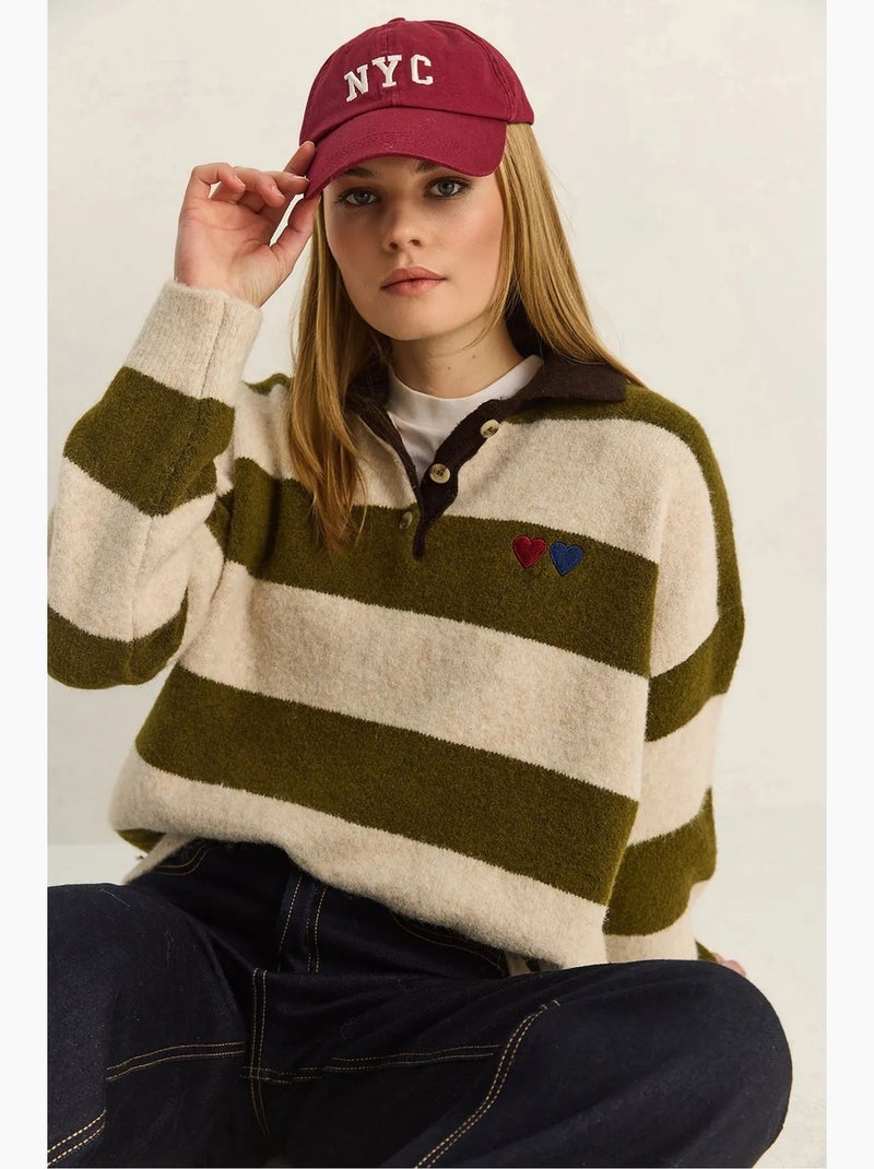 Maglione oversize a righe con colletto polo e ricamo lucci Verde oliva - Kiabi