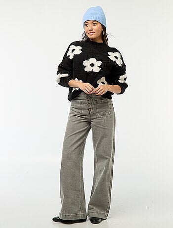 Maglione pesante con fiori ricamati