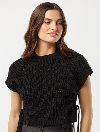 Maglione senza maniche lavorato all'uncinetto