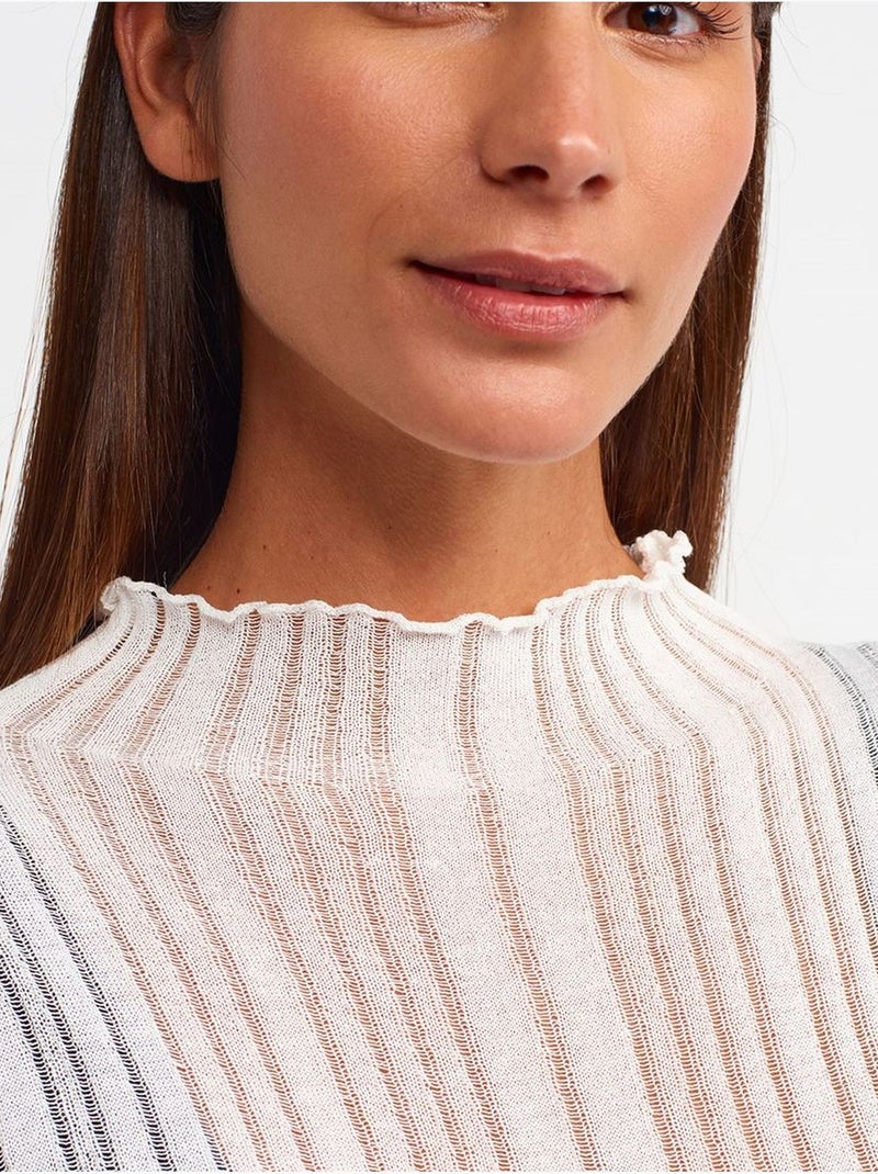Maglione slim fit a coste con collo mezzo dolcevita dilvin Bianco - Kiabi