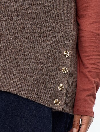 Maglione smanicato con gioielli fantasia dorati