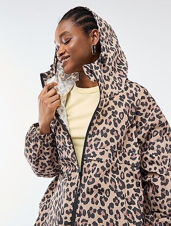 Mantella antipioggia idrorepellente con cappuccio e sistema di ripiegamento su sé stessa