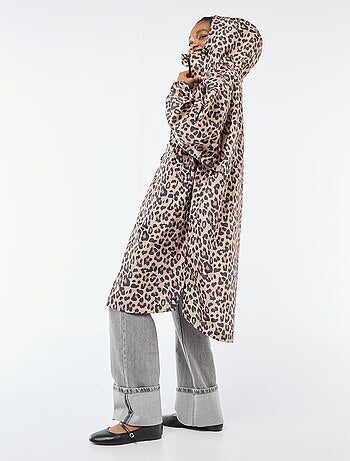 Mantella antipioggia idrorepellente con cappuccio e sistema di ripiegamento su sé stessa