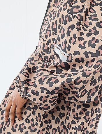 Mantella antipioggia idrorepellente con cappuccio e sistema di ripiegamento su sé stessa