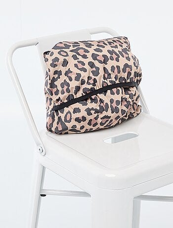 Mantella antipioggia idrorepellente con cappuccio e sistema di ripiegamento su sé stessa