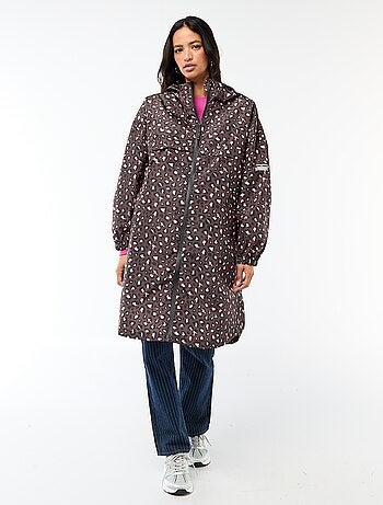 Mantella antipioggia idrorepellente con cappuccio e sistema di ripiegamento su sé stessa