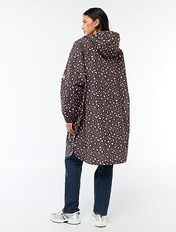 Mantella antipioggia idrorepellente con cappuccio e sistema di ripiegamento su sé stessa