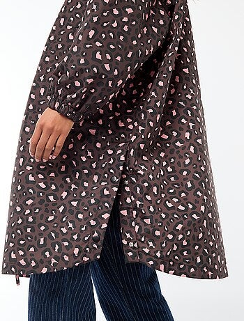 Mantella antipioggia idrorepellente con cappuccio e sistema di ripiegamento su sé stessa