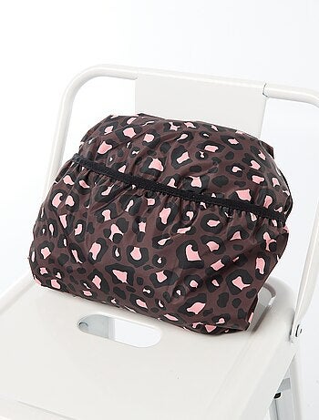 Mantella antipioggia idrorepellente con cappuccio e sistema di ripiegamento su sé stessa