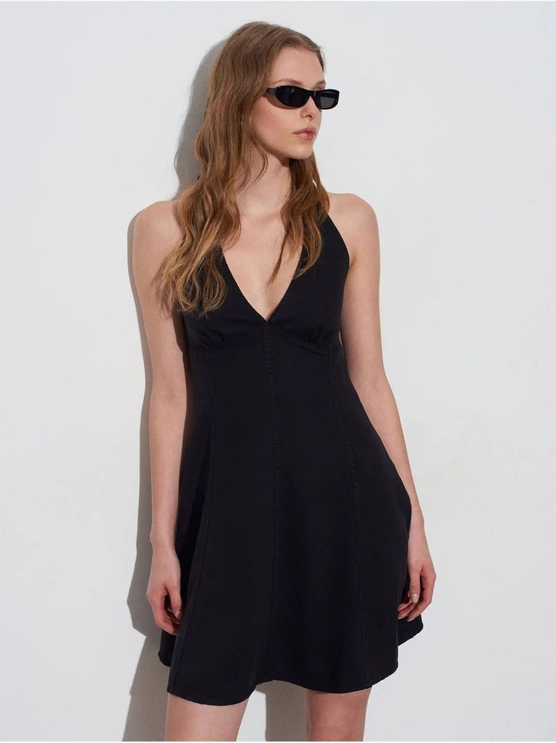 Mini abito svasato a trapezio con scollo all'americana dilvin Nero - Kiabi