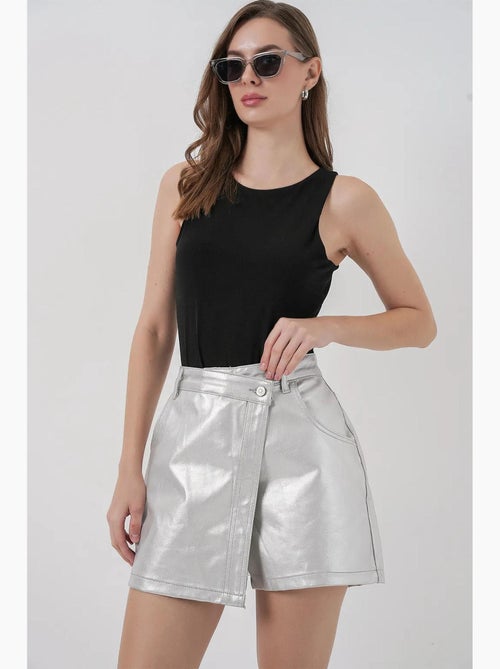 Mini skort in tessuto metallizzato a vita alta con chiusura a bottone bdart - Kiabi Mini skort in tessuto metallizzato a vita alta con chiusura a bottone bdart - Kiabi
