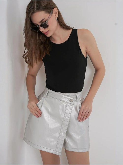 Mini skort in tessuto metallizzato a vita alta con chiusura a bottone bdart - Kiabi Mini skort in tessuto metallizzato a vita alta con chiusura a bottone bdart - Kiabi