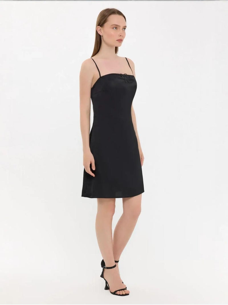 Miniabito con spalline sottili e nodo frontale Nero - Kiabi