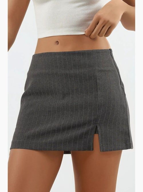 Minigonna-pantaloncino a righe con dettaglio spacco hiccup - Kiabi Minigonna-pantaloncino a righe con dettaglio spacco hiccup - Kiabi