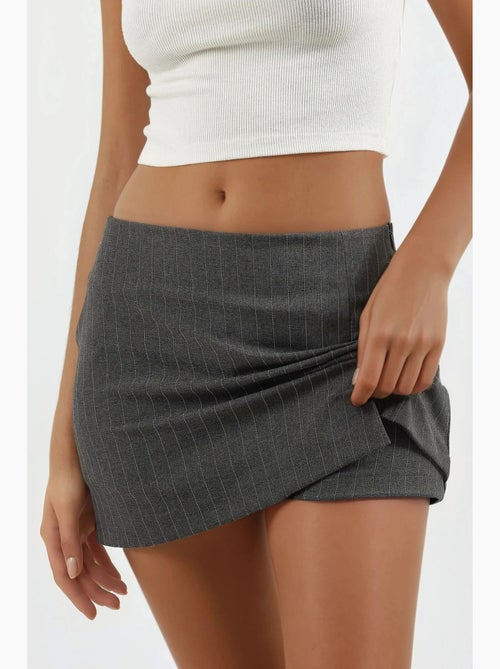 Minigonna-pantaloncino a righe con dettaglio spacco hiccup - Kiabi Minigonna-pantaloncino a righe con dettaglio spacco hiccup - Kiabi