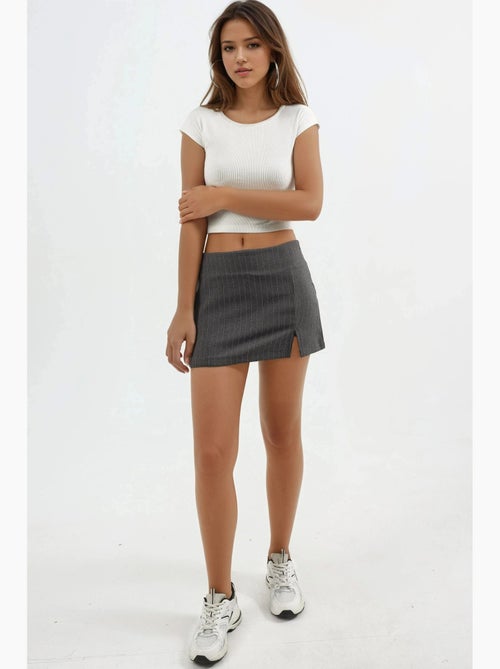 Minigonna-pantaloncino a righe con dettaglio spacco hiccup - Kiabi Minigonna-pantaloncino a righe con dettaglio spacco hiccup - Kiabi
