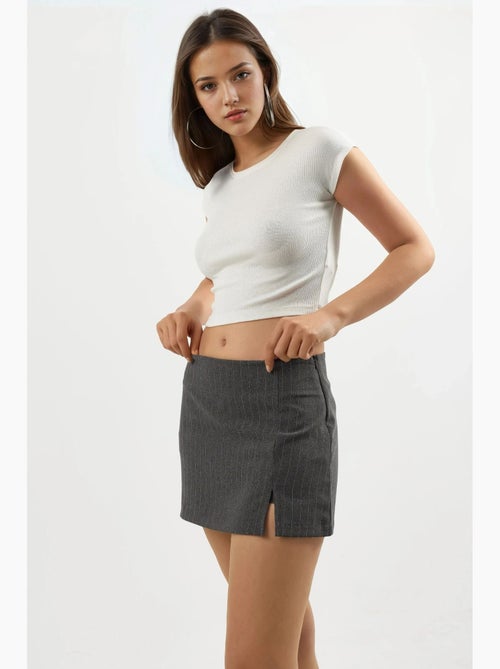 Minigonna-pantaloncino a righe con dettaglio spacco hiccup - Kiabi Minigonna-pantaloncino a righe con dettaglio spacco hiccup - Kiabi