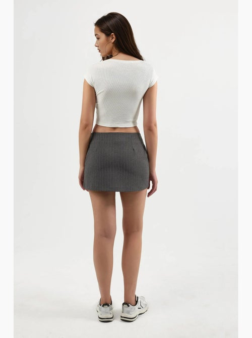 Minigonna-pantaloncino a righe con dettaglio spacco hiccup - Kiabi Minigonna-pantaloncino a righe con dettaglio spacco hiccup - Kiabi