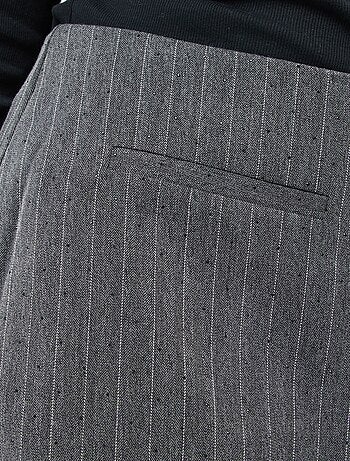 Minigonna pantaloncino a righe e strass all over
