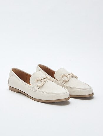 Mocassini tipo scamosciato con gioiello decorativo sulla parte superiore