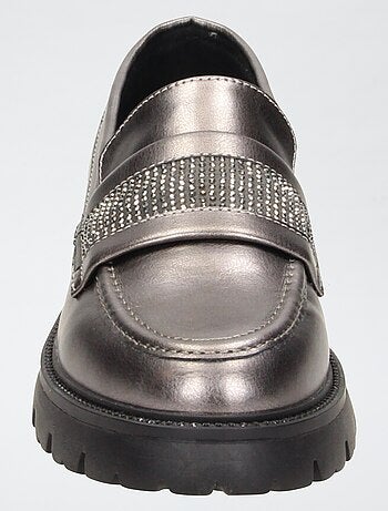 Mocassini verniciati argentati con fibbie a strass