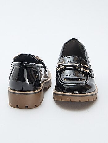 Mocassini verniciati con cinturini dorati decorativi