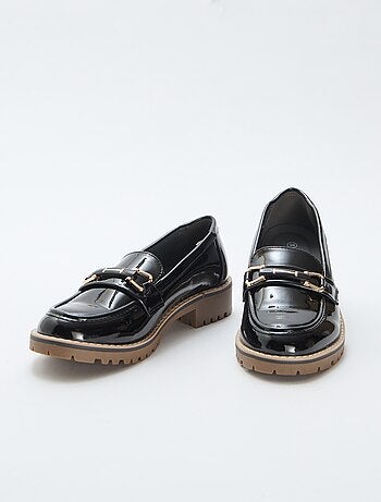 Mocassini verniciati con cinturini dorati decorativi