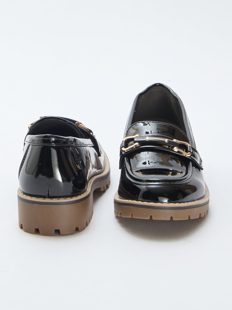 Mocassini verniciati con cinturini dorati decorativi Nero - Kiabi