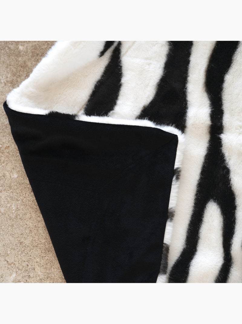 Morbido plaid con motivo zebrato e retro in velluto Nero - Kiabi
