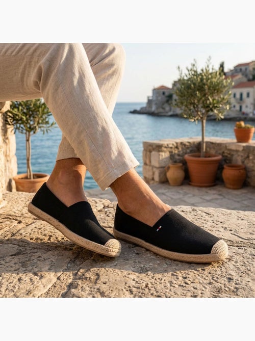 OZABI: eleganti espadrillas da uomo per l'estate, modello slip-on dallo stile chic e casual - Kiabi OZABI: eleganti espadrillas da uomo per l'estate, modello slip-on dallo stile chic e casual - Kiabi