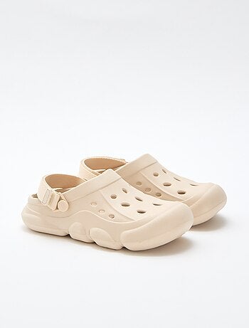 Paio di ciabatte da spiaggia chiuse