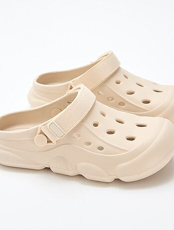 Paio di ciabatte da spiaggia chiuse