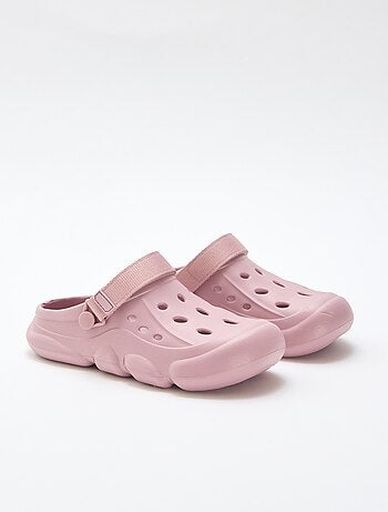 Paio di ciabatte da spiaggia chiuse