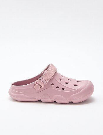 Paio di ciabatte da spiaggia chiuse