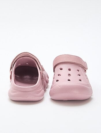 Paio di ciabatte da spiaggia chiuse